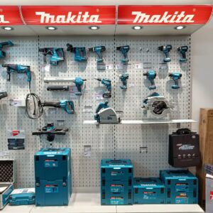 Schappen in de winkel met Makita machines
